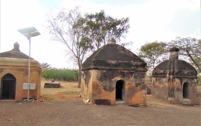 Surrounding the Pāṇḍeśvara Temples are temples dedicated to Kuntī, Yudhiṣṭhira, Bhīma, Nakula, and Sahadeva.