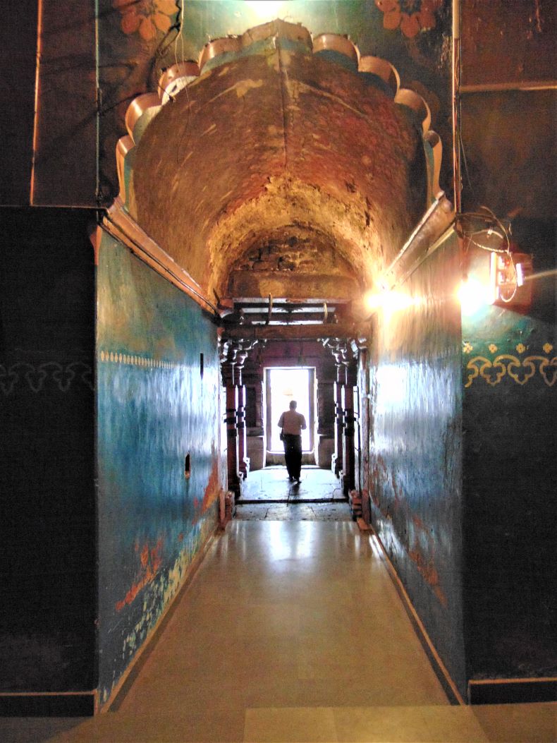 A narrow antarāḷa passage