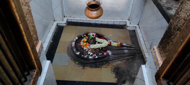 Śivalinga in the garbhagṛha