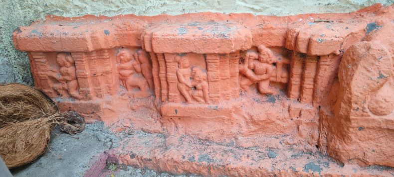 An erotic panels on the gateway.