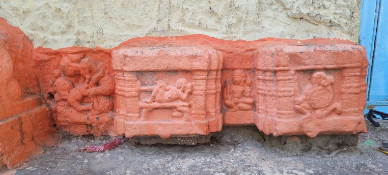 An erotic panels on the gateway.