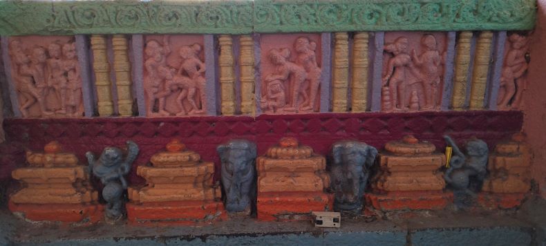 An erotic sculptures on the kakṣāsana.