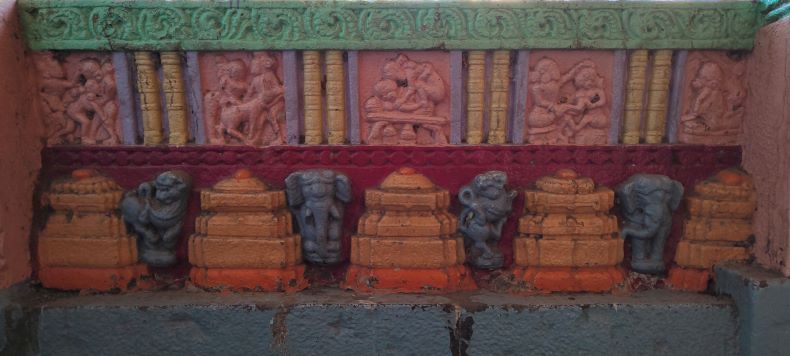 Erotic sculpture on the kakṣāsana.