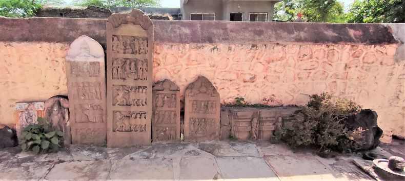 Vīrgaḷas (Hero stones)