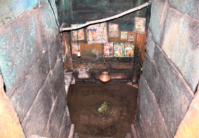 Garbhagṛha of Malakeśvara.