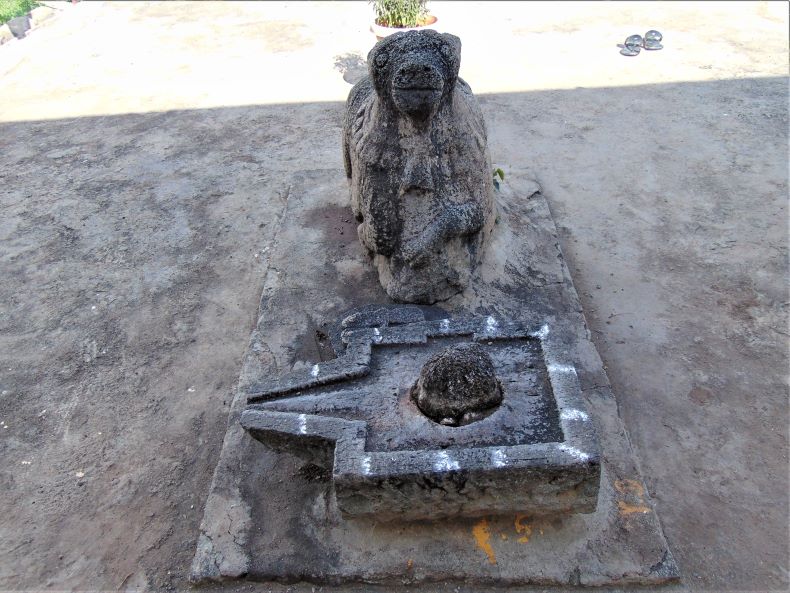 Nandī and śivaliṅga.