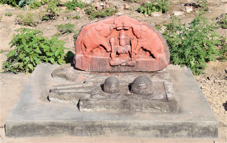 Sculpture of Gajalakṣamī.
