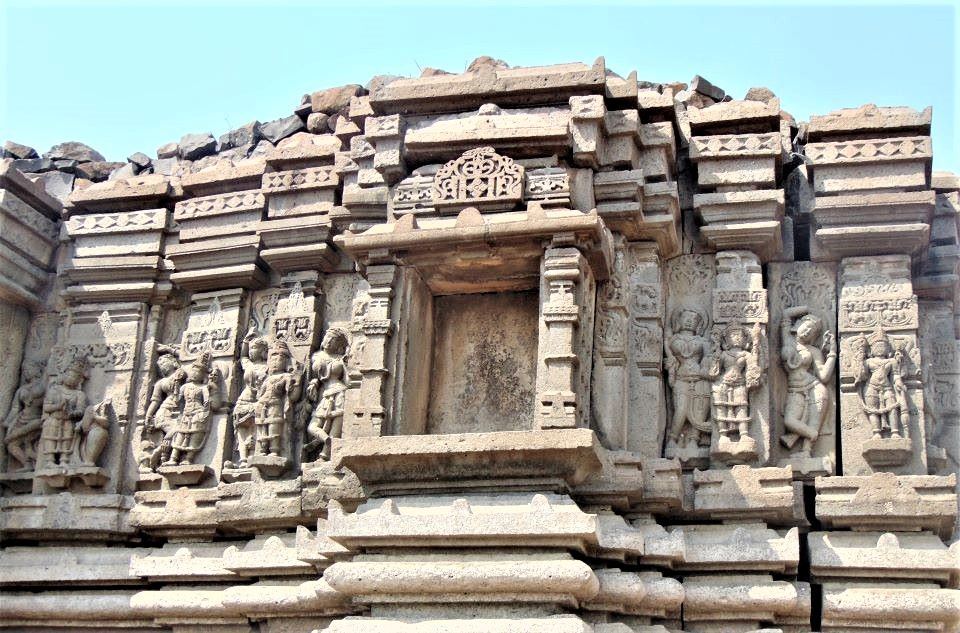 Sculptures (from right to left respectively ) of Keśava, Darpaṇā, Dāmodara, Padmagandhā, Āmramañjirī, Viṣṇu, Surasundarī, Hṛṣīkeśa and Śubhagāminī.