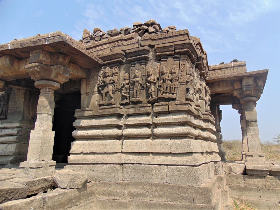 Mukhamaṇḍapas and exterior of the temple.