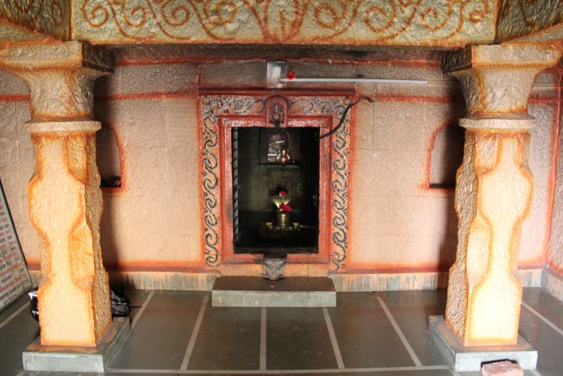 The sabhāmaṇḍapa of Mahādeva temple.