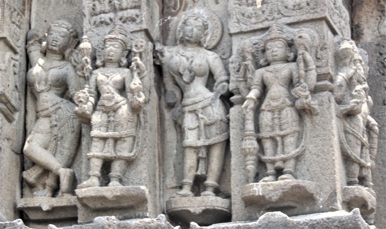 Sculptures of Viṣṇu and Govinda between two Surasundarīs.